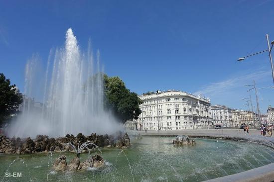 Schwarzenbergplatz